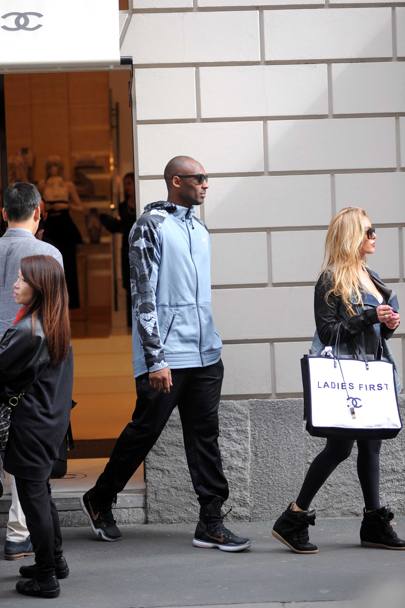 La stella dell&#39;Nba Kobe Bryant in centro per shopping a Milano con la moglie Vanessa Laine (Olycom)